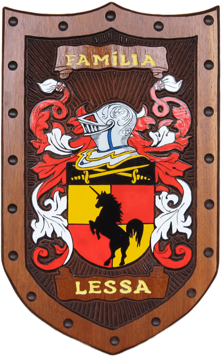 Brasões de Família Entalhados em Madeira